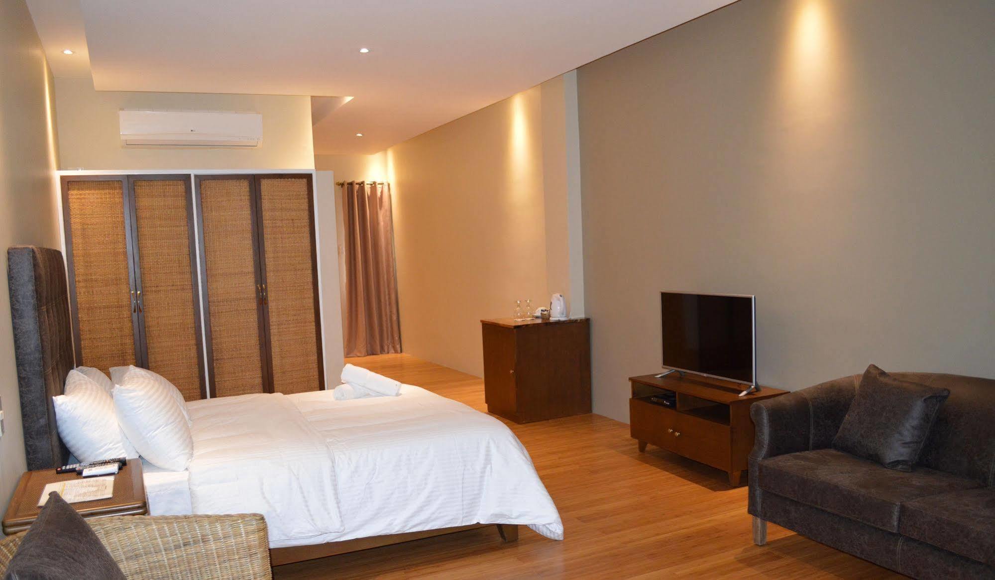 Mabalacat Kingsley'S Hotel And Gastro Pub מראה חיצוני תמונה