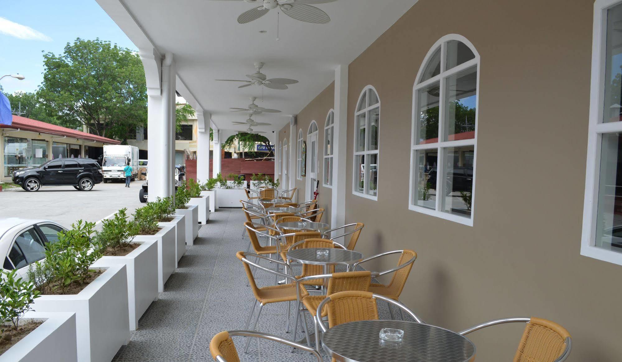 Mabalacat Kingsley'S Hotel And Gastro Pub מראה חיצוני תמונה