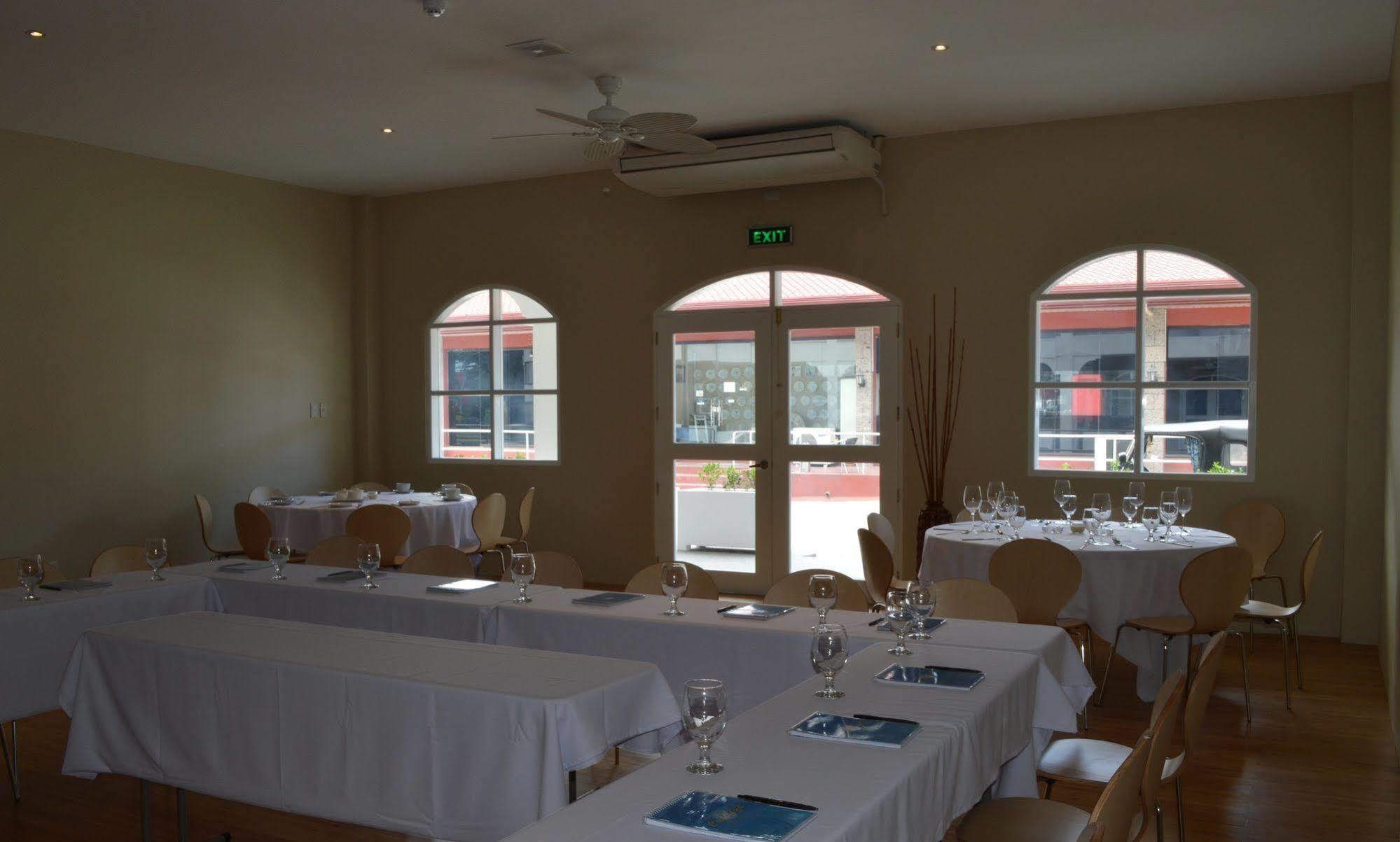 Mabalacat Kingsley'S Hotel And Gastro Pub מראה חיצוני תמונה