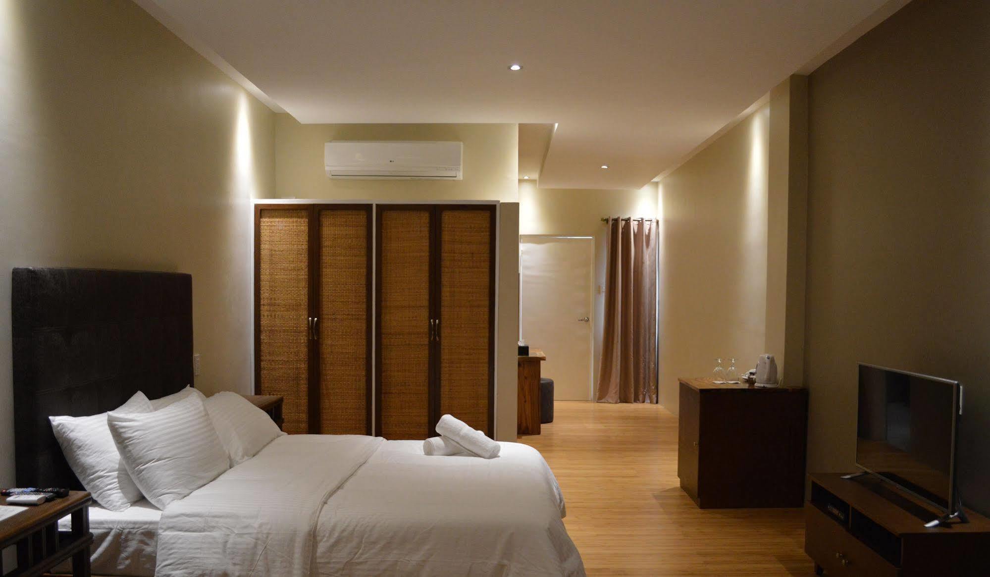 Mabalacat Kingsley'S Hotel And Gastro Pub מראה חיצוני תמונה