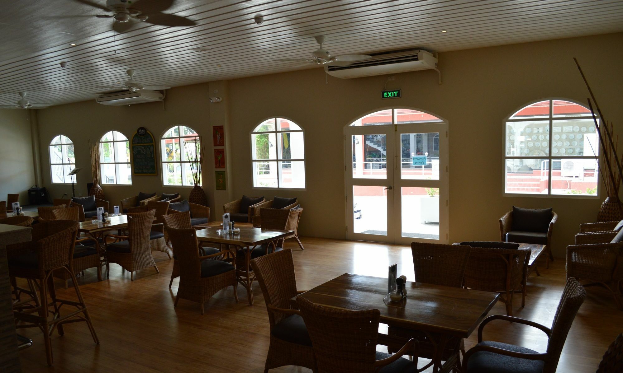 Mabalacat Kingsley'S Hotel And Gastro Pub מראה חיצוני תמונה